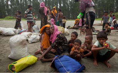 Refugiados rohingya recém-chegados ao campo de Cox’s Bazar, em Bangladesh