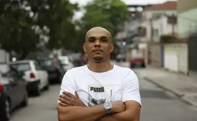 Rio de Janeiro (RJ) 27/09/2024 – Retrato do porteiro Carlos Alexandre Hidalgo, que foi acusado em diversos processos criminais baseados em reconhecimento fotográfico. Foto: Fernando Frazão/Agência Brasil