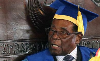 Presidente do Zimbábue, Robert Mugabe, durante cerimônia de formatura em universidade, em Harare (Reuters/Direitos Reservados)