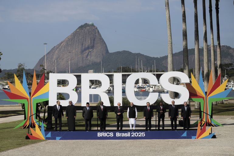 Rio de Janeiro (RJ), 06/07/2025 - Foto ofical do Brics com seus membros.
Da esquerda para direita:
Minister Sergei Lavrov (Rússia),
Khaled bin Mohamed Al Nahyan (Emirados),
Prabowo Subianto (Indonésia)
Cyril Ramaphosa (África do sul)
Luiz Inácio Lula da Silva (Brasil)
Primeiro ministro, Narendra Modi  (Índia)
 Premier Li Qiang (China)
Abiy Ahmed (Etiópia)
Mostafa Madbouly (Egito)
 Abbas Araghchi (Irã)
Foto: Joédson Alves/Agência Brasil