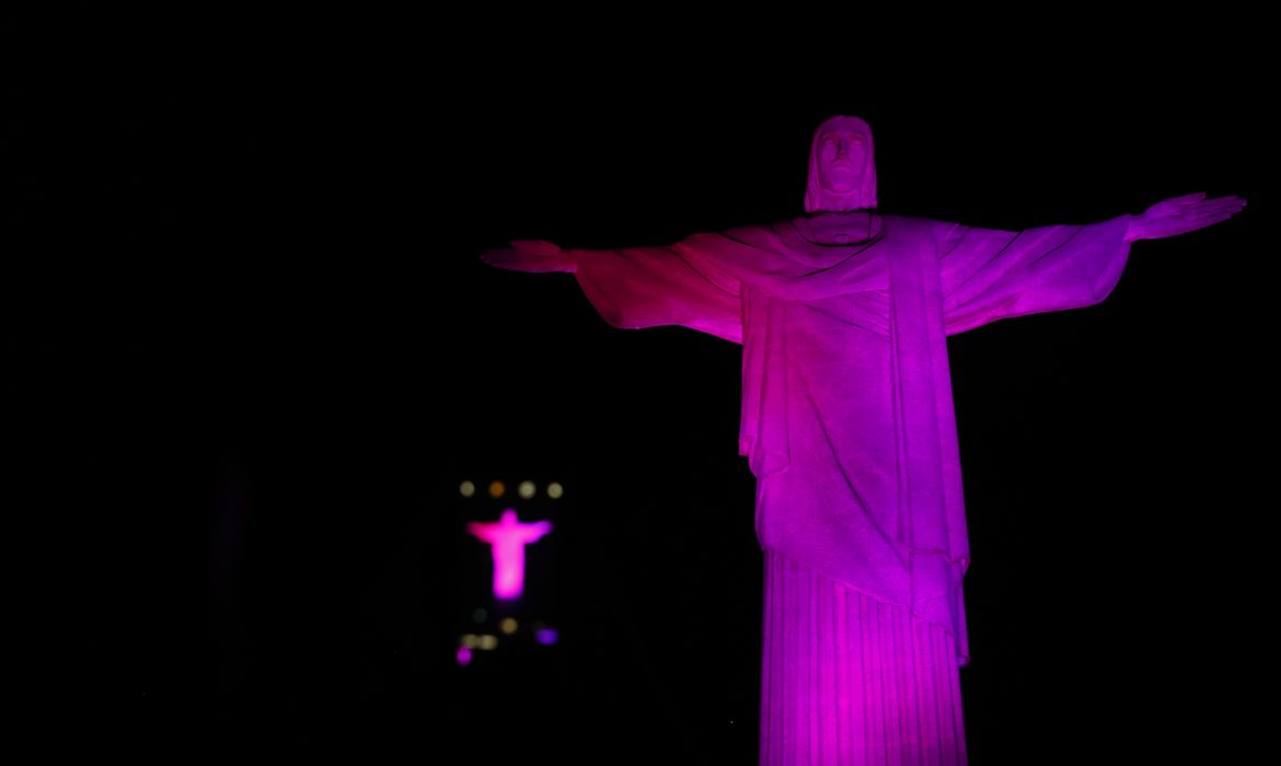 O momumento do Cristo Redentor, no Corcovado, iluminado na campanha Outubro Rosa para alertar sobre o câncer de mama.