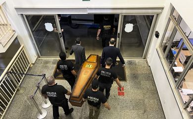 Avião da Polícia Federal (PF) chega a Brasília com restos mortais de desaparecidos no Aeroporto de Brasília