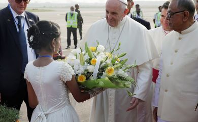 Papa Francisco é recebido no aeroporto de Daca, em Bangladesh