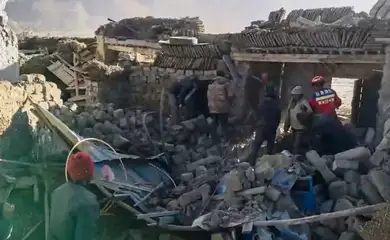 Rescue teams stand amid rubble in the aftermath of an earthquake in a location given as Shigatse City, Tibet Autonomous Region, China, January 7, 2025, in this screengrab obtained from a handout video. Reuters/Tibet Fire and Rescue/Proibida reprodução    THIS IMAGE HAS BEEN SUPPLIED BY A THIRD PARTY. NO RESALES. NO ARCHIVES. MANDATORY CREDIT