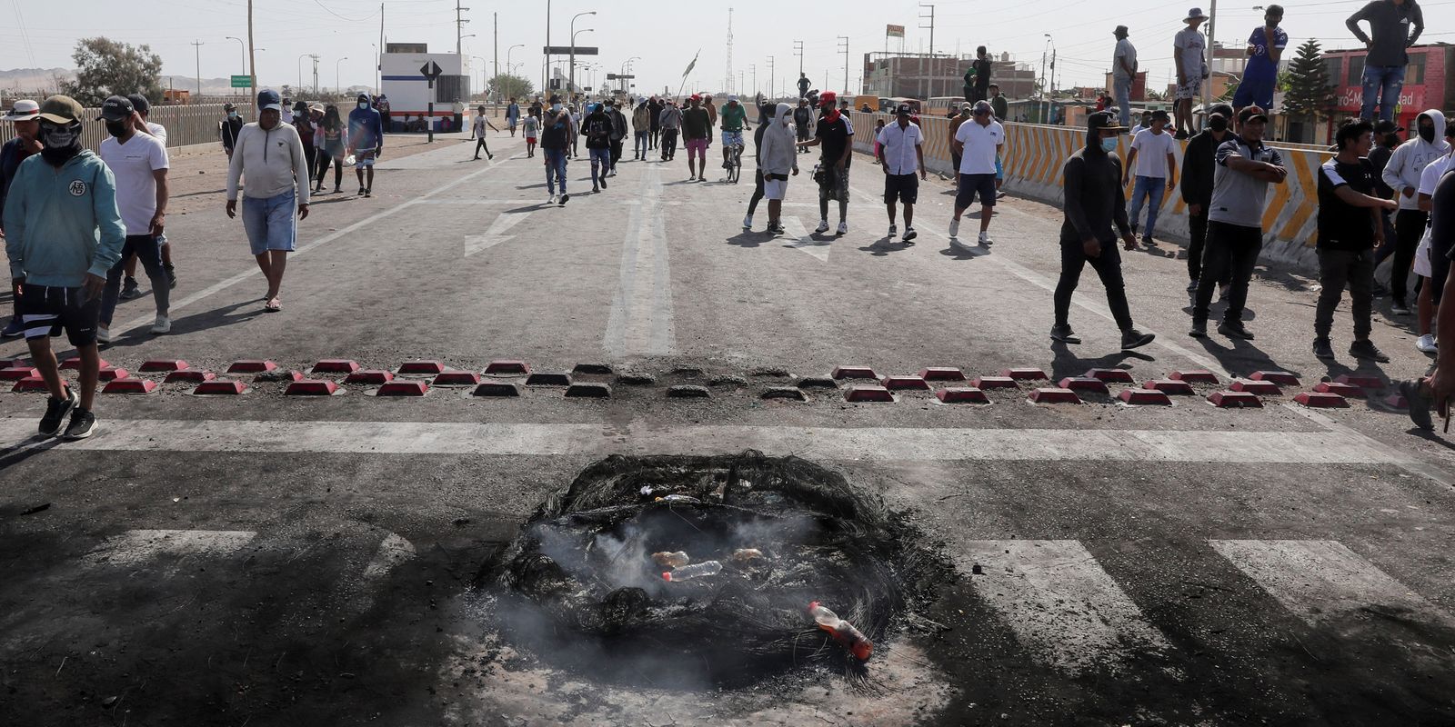 Manifestantes bloquean una autopista hacia Lima durante una huelga nacional de transportates en Ica, Perú.