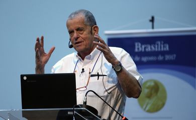 Brasília - Aaron Ciechanover, pesquisador israelense, Prêmio Nobel de Química de 2004, faz palestra no auditório da Associação dos Docentes da Universidade de Brasília (UnB) (Antônio Cruz/Agência Brasil)