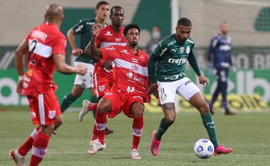 Palmeiras perde em casa para CRB e fica fora da Copa do Brasil