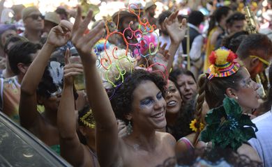  Bloco Cordão do Boitatá arrasta milhares de foliões em desfile de pré-carnaval pelas ruas do centro do Rio de Janeiro