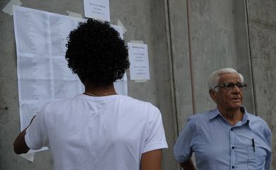 Rio de Janeiro - O aposentado Carlos Alberto Barbosa participa do Exame Nacional do Ensino Médio (Enem) na Universidade do Estado do Rio de Janeiro (Uerj).