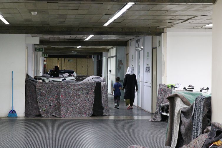 Rovena Rosa/Agência Brasil Refugiados afegãos que obtiveram visto humanitário para o Brasil acampam no Aeroporto de Guarulhos a espera de abrigo.