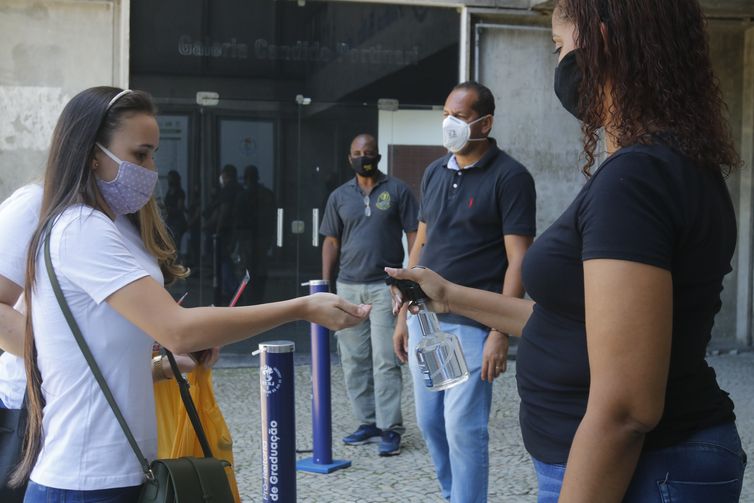 Entrada dos candidatos para o primeiro dia de provas do Exame Nacional do Ensino Médio (Enem) 2020, na Universidade Estadual do Rio de Janeiro(UERJ), na zona norte do Rio.