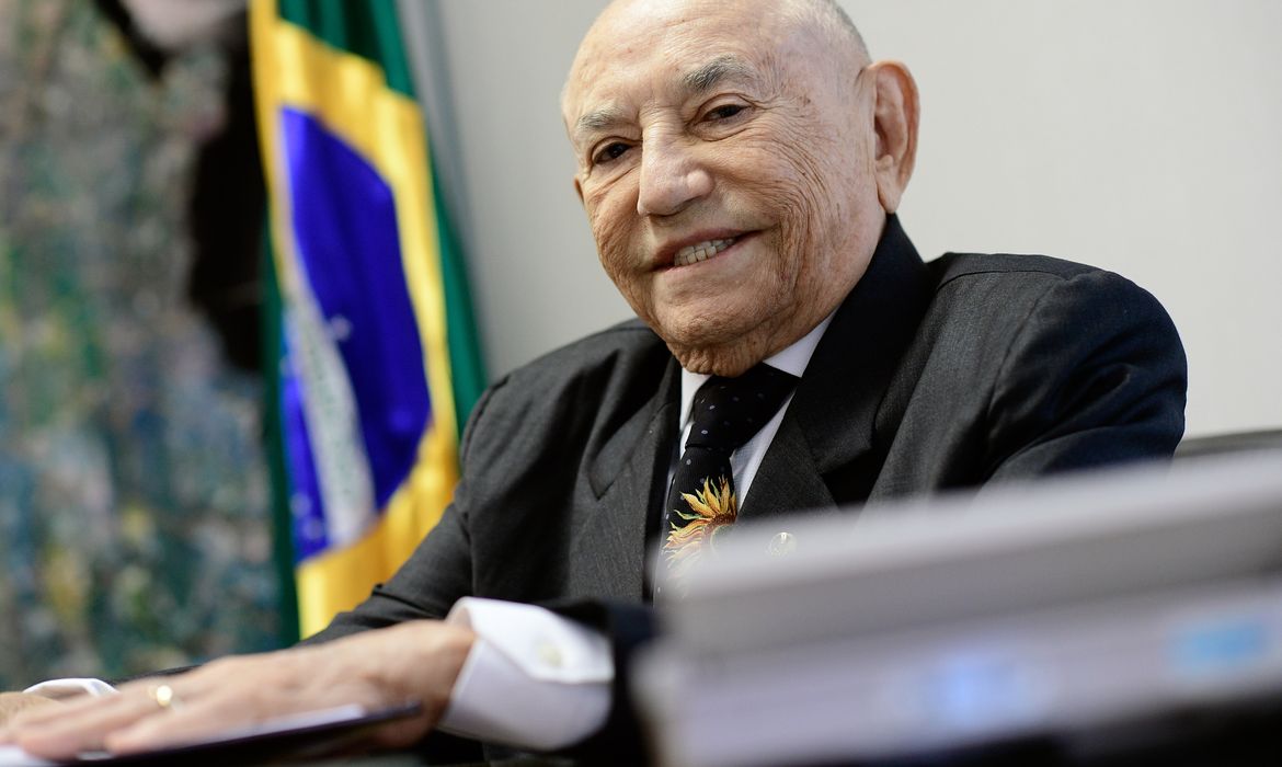 Brasília (DF) - Siqueira Campos morre aos 94 anos. -- Senador Siqueira Campos (DEM-TO) em seu gabinete. Foto: Pedro França/Agência Senado