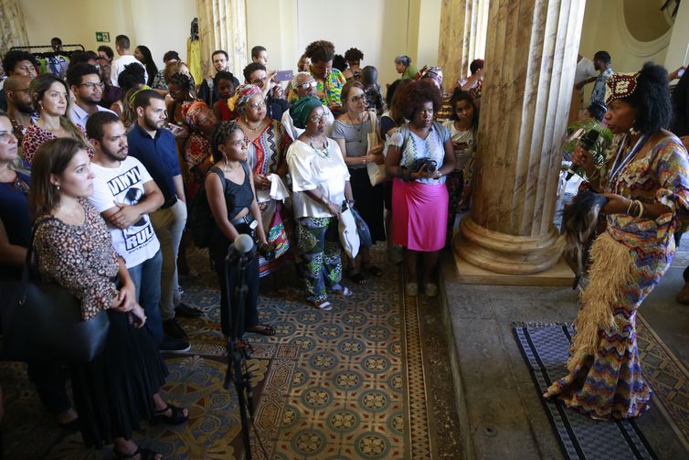 A rainha do Congo Diambi Kabatusuila participa de evento em sua homenagem na Casa França-Brasil, no centro do Rio de Janeiro.