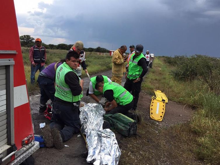 Bombeiros trabalham no local onde um avião caiu em Durango, no México