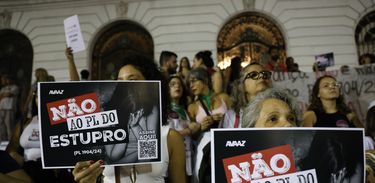 Manifestação de protesto contra o PL 1904/24 reúne mulheres na Cinelândia, no Rio de Janeiro