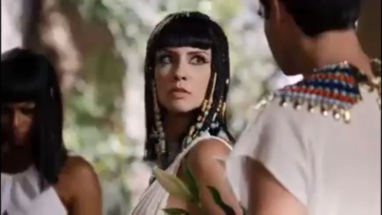 Nefertari olha para Moisés