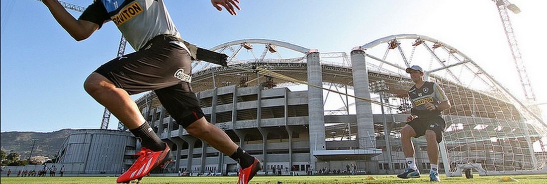 O atacante Zeballos, do Botafogo, participa de treino físico no Engenhão
