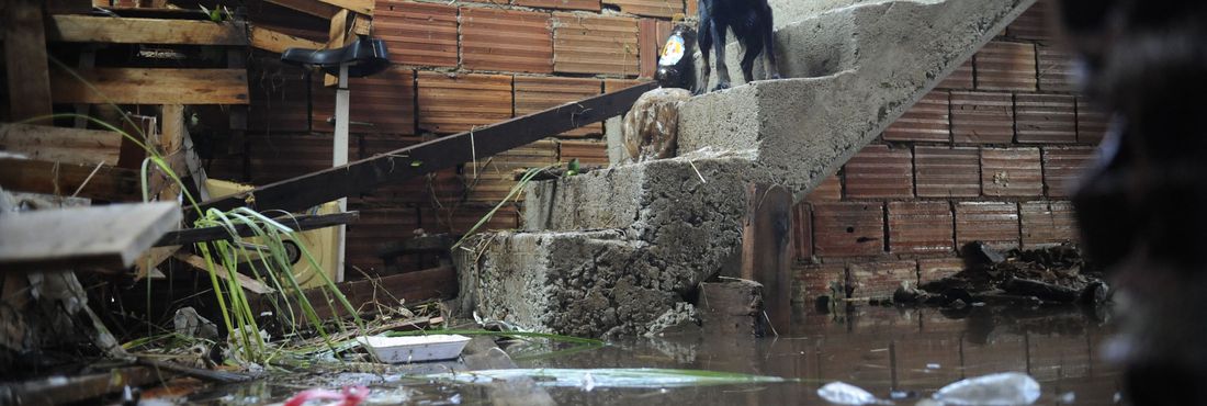 Rio de Janeiro – Adutora de grande porte de água se rompeu na estrada do Mendanha, em Campo Grande, na zona oeste do Rio de Janeiro, a força da água destruiu casas e veículos