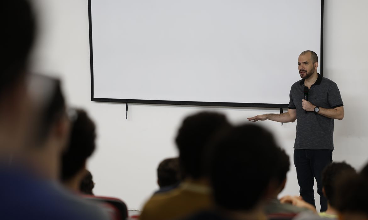 Rio de Janeiro (RJ) 19/08/2024 – O matemático Artur Avila, que há 10 anos recebeu a Medalha Fields, dá palestra aos alunos do IMPA Tech, o primeiro curso de graduação do Instituto de Matemática Pura e Aplicada. Foto: Fernando Frazão/Agência Brasil