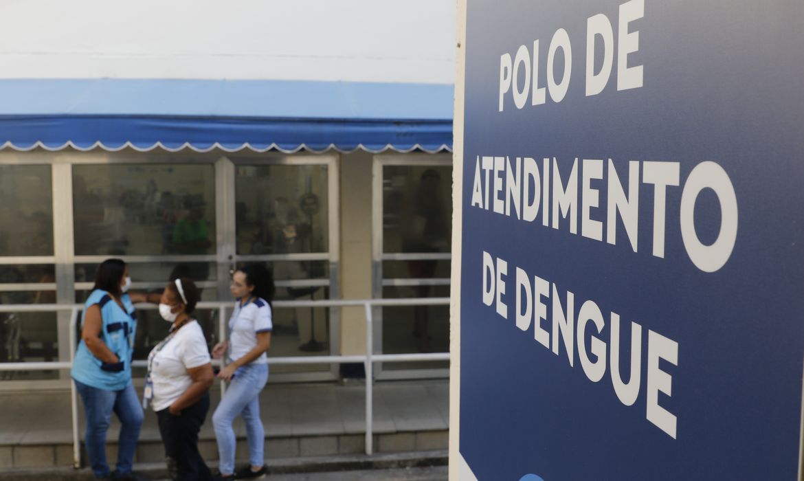 Rio de Janeiro (RJ) 27/02/2024 – Pacientes buscam atendimento médico para dengue na Policlínica Hélio Pellegrino. Foto: Fernando Frazão/Agência Brasil