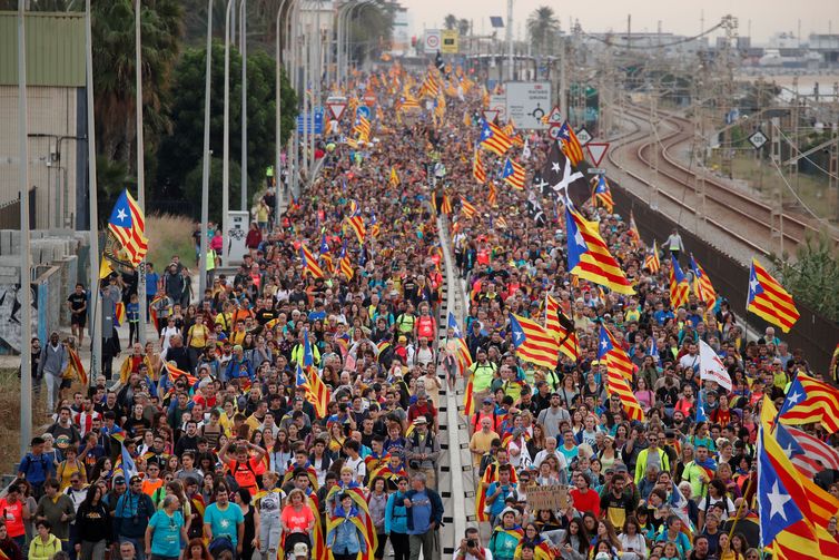 Catalan demonstrators chant slogans as they march during Catalonia's general strike in El Masnou, Spain, October 18, 2019.  REUTERS/Albert Gea