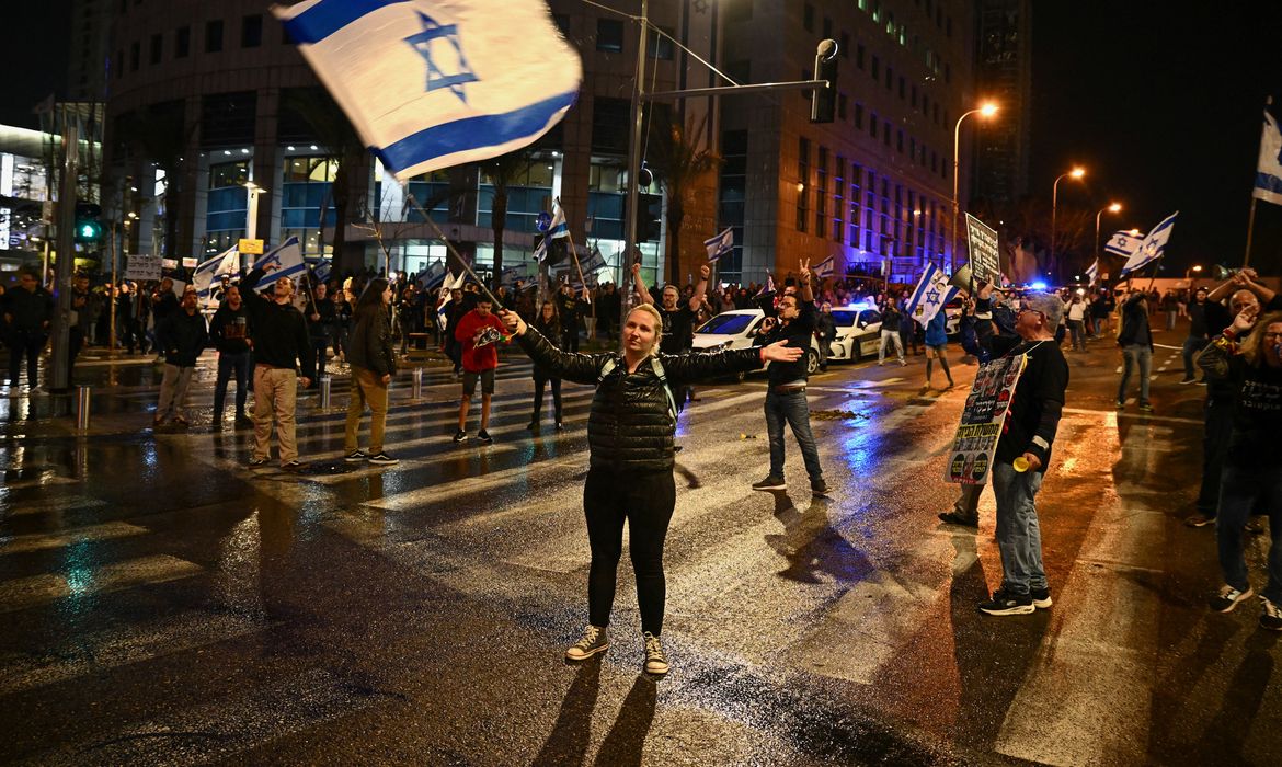 Tel Aviv, Israel, 24/02/ 2024. Protesto contra o governo do primeiro-ministro israelense Benjamin Netanyahu, em meio ao conflito em curso entre Israel e o grupo islâmico palestino Hamas de Gaza, em Tel Aviv, Israel, 24 de fevereiro de 2024. REUTERS/Dylan Martinez