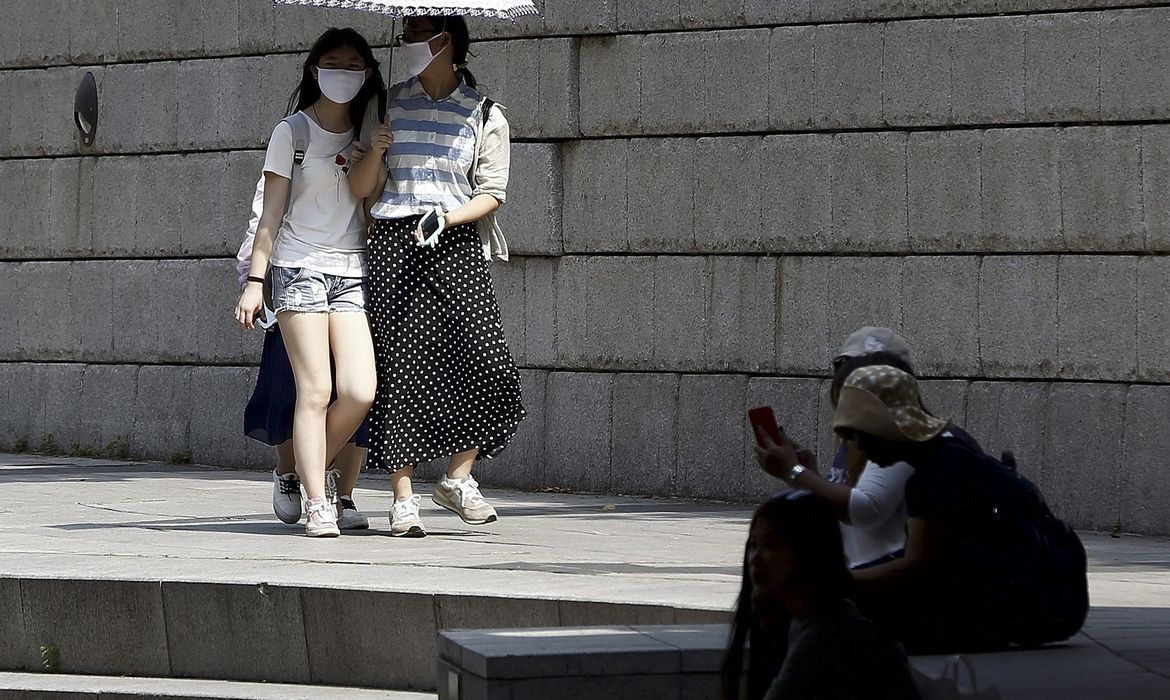 Sul-coreanos usam máscaras de proteção por causa de Síndrome Respiratória do Médio Oriente (EPA/Jeon Heon-Kyun/Agência Lusa)