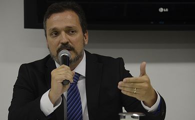 Rio de Janeiro - O promotor Vinicius Leal Cavalleiro anuncia ação civil pública do MPRJ contra o ex-governador do Rio Sérgio Cabral por improbidade administrativa (Tânia Rêgo/Agência Brasil)