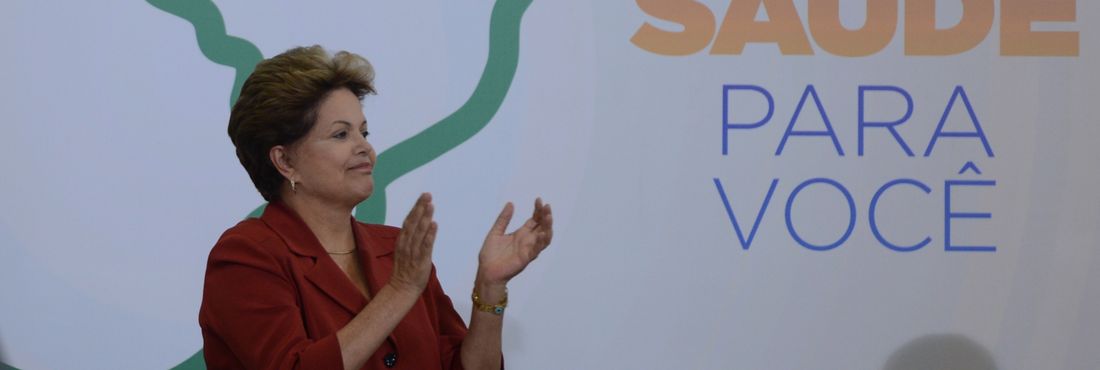 A presidenta Dilma Rousseff lança o programa Mais Médicos, que pretende atrair profissionais da saúde para as áreas mais carentes do país.