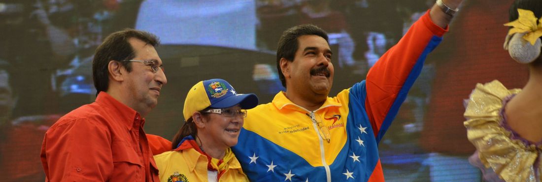 Nicolás Maduro acena para a multidão