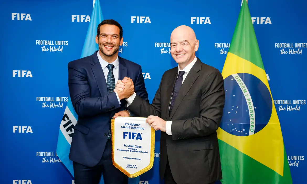 São Paulo (SP), 21/06/2025 - O presidente da Confederação Brasileira de Futebol (CBF), Samir Xaud, manifestou à Federação Internacional de Futebol (Fifa) interesse de realizar, no Brasil, a próxima Copa do Mundo de Clubes, em 2029. O dirigente comunicou a proposta ao presidente da Fifa, Gianni Infantino, durante encontro da Cúpula Executiva de Futebol da entidade máxima da modalidade, que terminou neste sábado (21), em Miami, nos Estados Unidos, uma das sedes da edição deste ano do torneio. Foto: FIFA/Divulgação