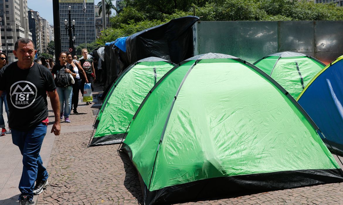 São Paulo (SP),16/03/2023 - Integrantes do Movimento dos Trabalhadores Sem Teto (MTST) acampam na calçada do Viaduto do Chá, em à Prefeitura de São Paulo, para cobrar que o prefeito Ricardo Nunes cumpra promessas de construção de moradias