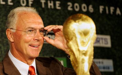Franz Beckenbauer em Berlim
 16/9/2004   REUTERS/Michael Dalder