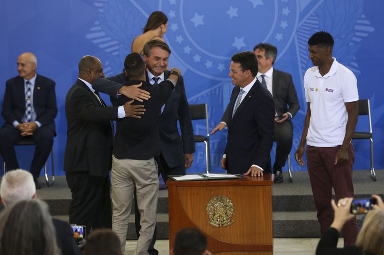 O presidente Jair Bolsonaro, participa da solenidade de assinatura do projeto de lei que institui o Plano Nacional do Desporto (PND), no Palácio do Planalto