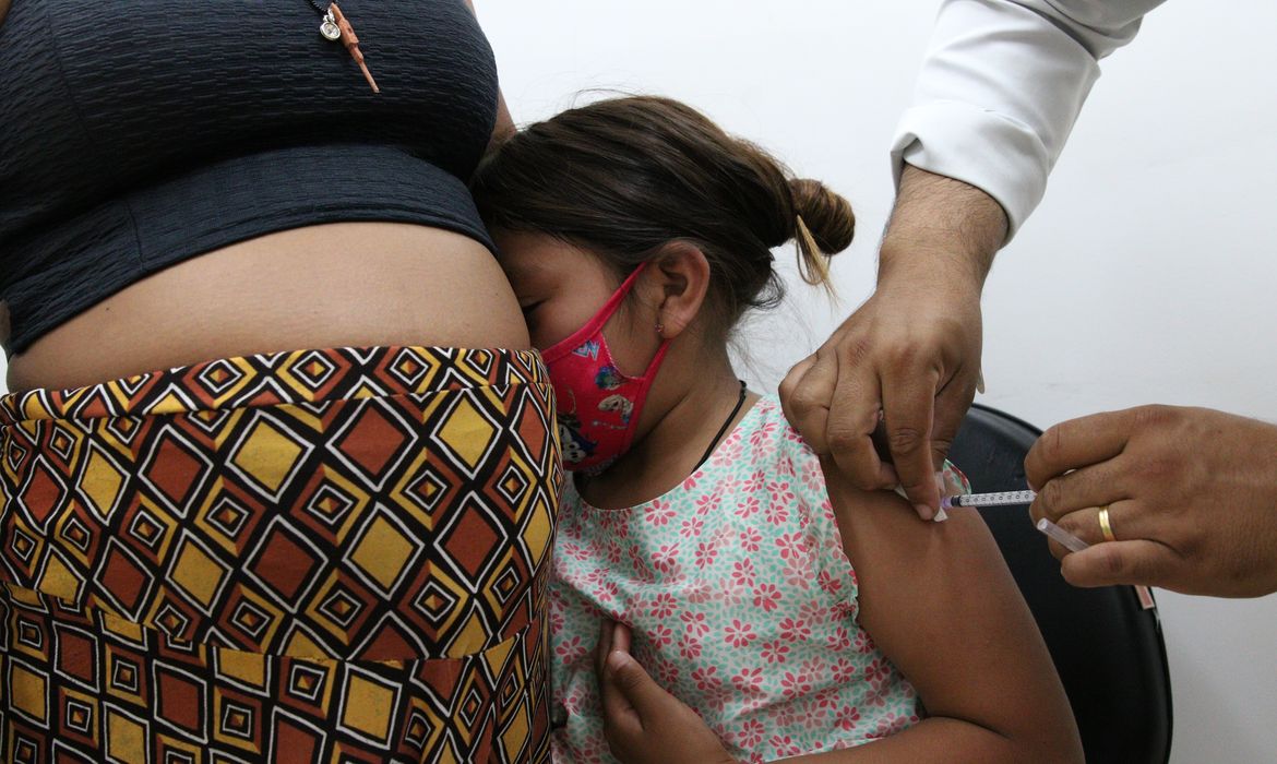 Paola Poty de Castro da Silva recebe a dose pediátrica da vacina contra covid-19 na Unidade Básica de Saúde - UBS Aldeia Jaraguá Kwaray Djekupe, no Jaraguá.