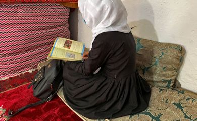 meninas e mulheres afegãs estão desesperadas para voltar às aulas