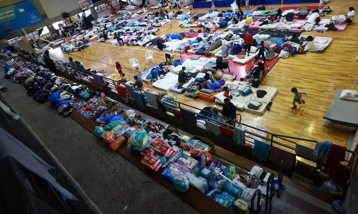 CHUVAS RS - ABRIGOS - People who have been evacuated from flooded areas rest at a gym used as a shelter in Porto Alegre, Rio Grande do Sul state, Brazil May 10, 2024. REUTERS/Diego Vara