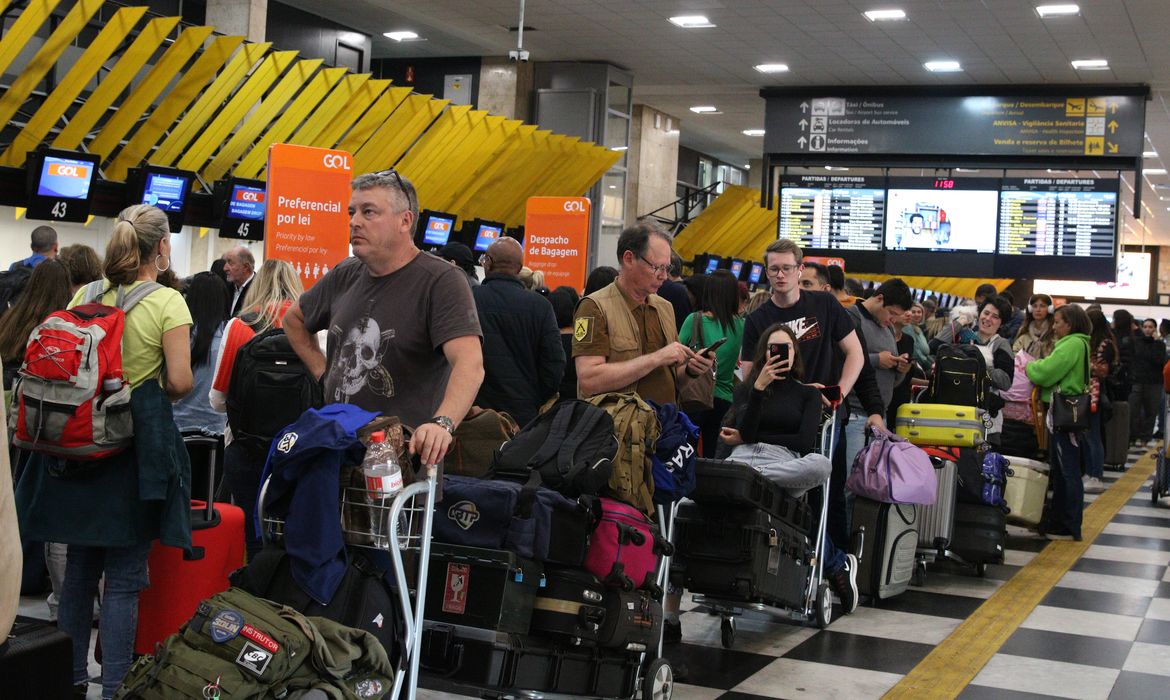 Fila de passageiros no embarque do Aeroporto de Congonhas após cancelamento de vôos.