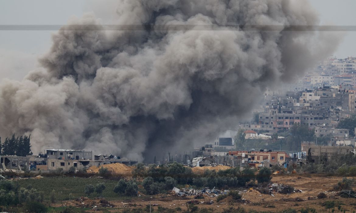 Smoke rises after Israeli air strikes in Gaza, as seen from southern Israel, amid the ongoing conflict between Israel and the Palestinian group Hamas, November 22, 2023. REUTERS/Alexander Ermochenko