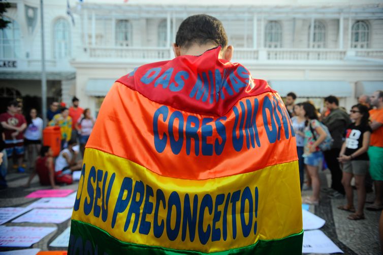 Ato contra a LGBTfobia e pela criminalização da homofobia, na praia de Copacabana zona sul da cidade,  reúne dezenas de pessoas (Tânia Rêgo/Agência Brasil)
