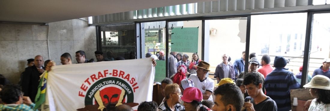 Integrantes da Federação de Agricultura Familiar do DF (Fetraf) invadiram o prédio do Instituto Nacional de Colonização e Reforma Agrária (Incra)