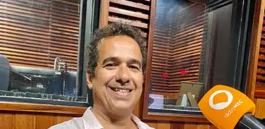 Zé Paulo Becker no estudio da Rádio MEC