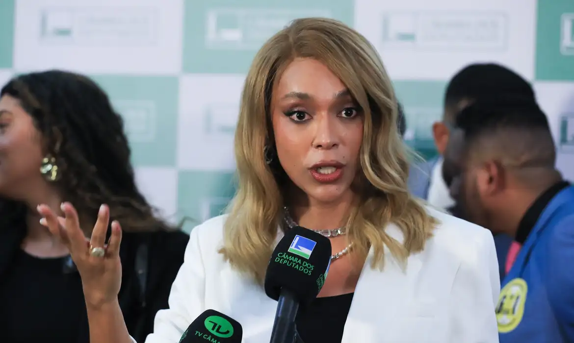 Lula Marques/Agência Brasil Brasília (DF), 25/02//2025 - Deputada federal Erika Hilton (PSOL-SP), parlamentares aliados e signatários, juntamente com representantes do Movimento Vida Além do Trabalho, durante coletiva à imprensa após protocolarem a PEC contra a Escala 6x1 . Foto: Lula Marques/Agência Brasil