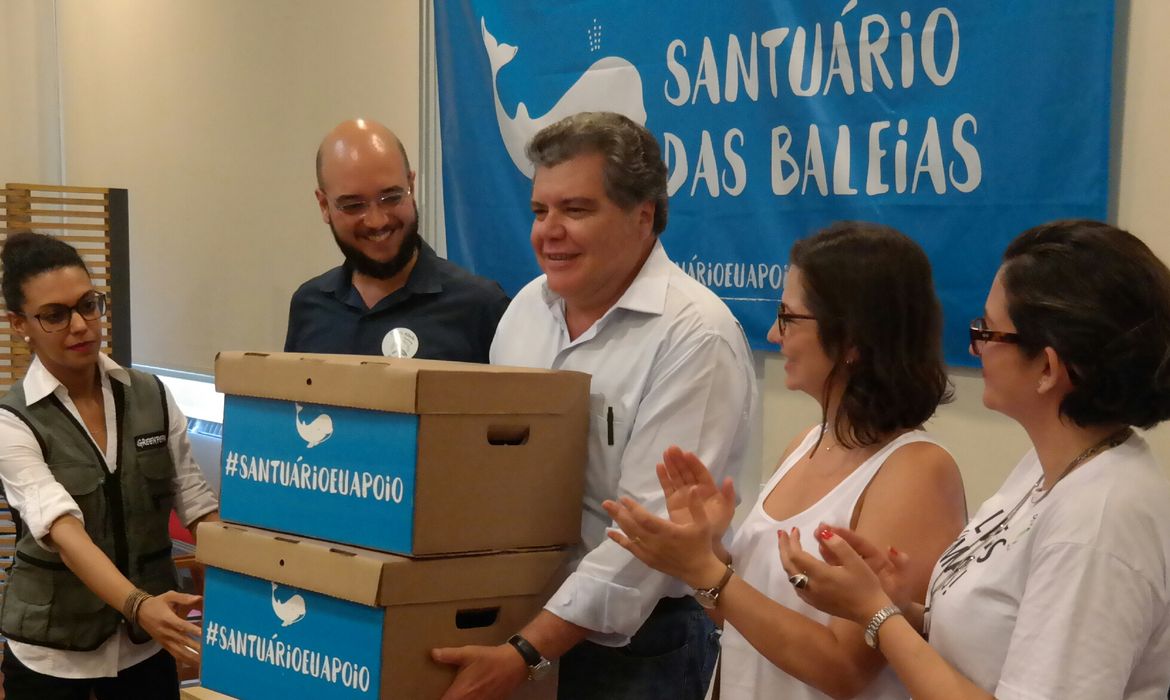 Ministro do Meio Ambiente, Sarney Filho, recebe duas caixas com 800 mil assinaturas pela criação de um santuário de baleias no Atlântico Sul