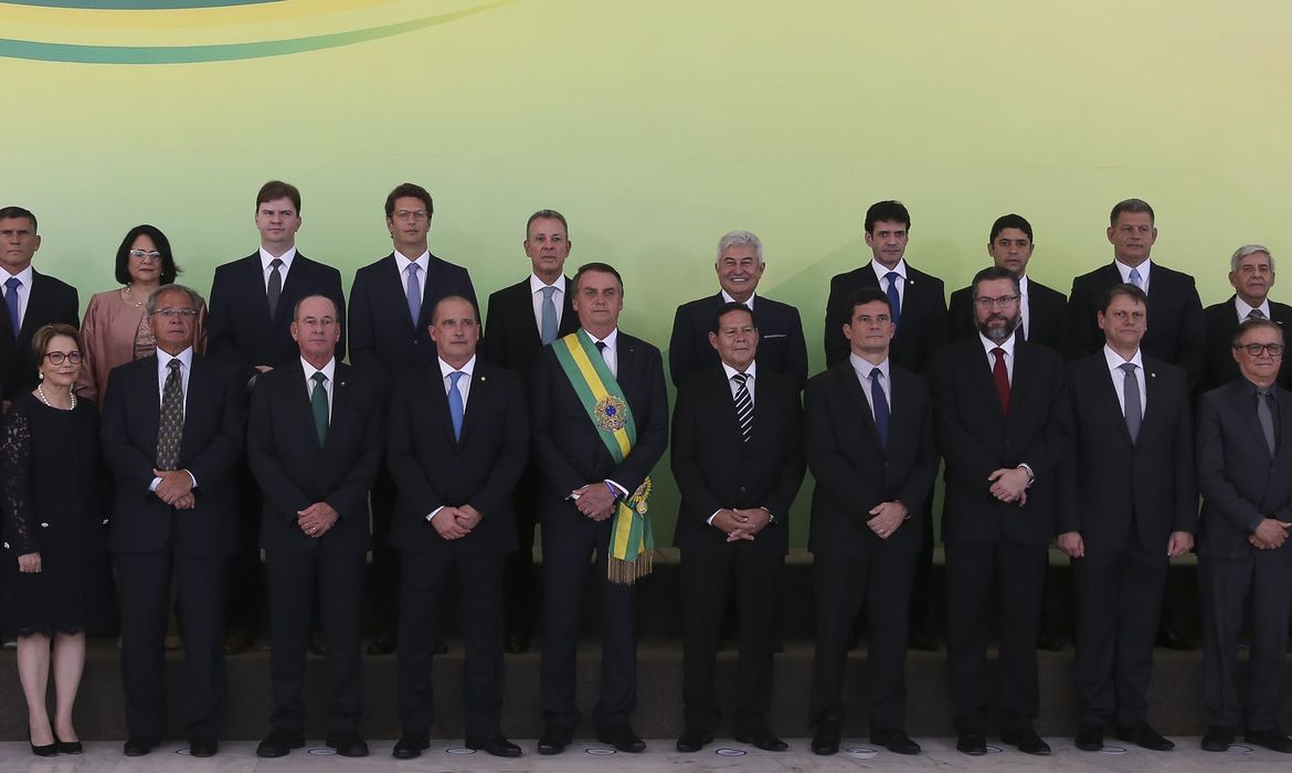 O presidente Jair Bolsonaro posa para foto oficial.