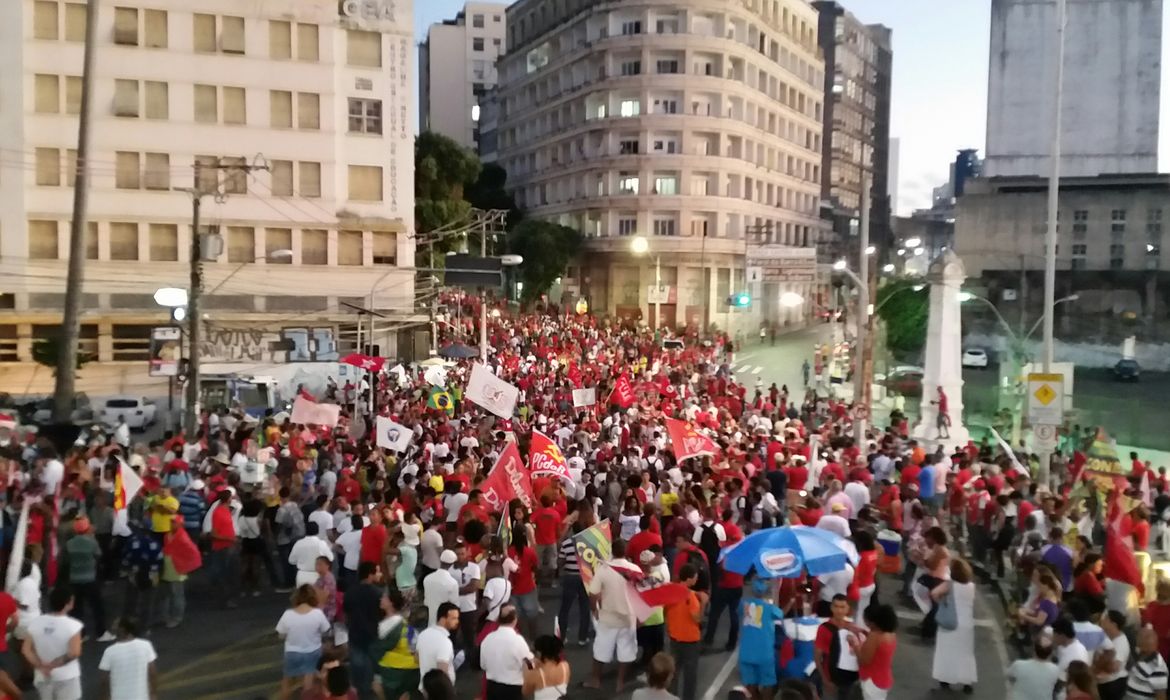 Salvador - Militantes, estudantes, centrais sindicais e movimentos sociais da Bahia realizam um ato contra o impeachment em Salvador (Sayonara Moreno/Agência Brasil)