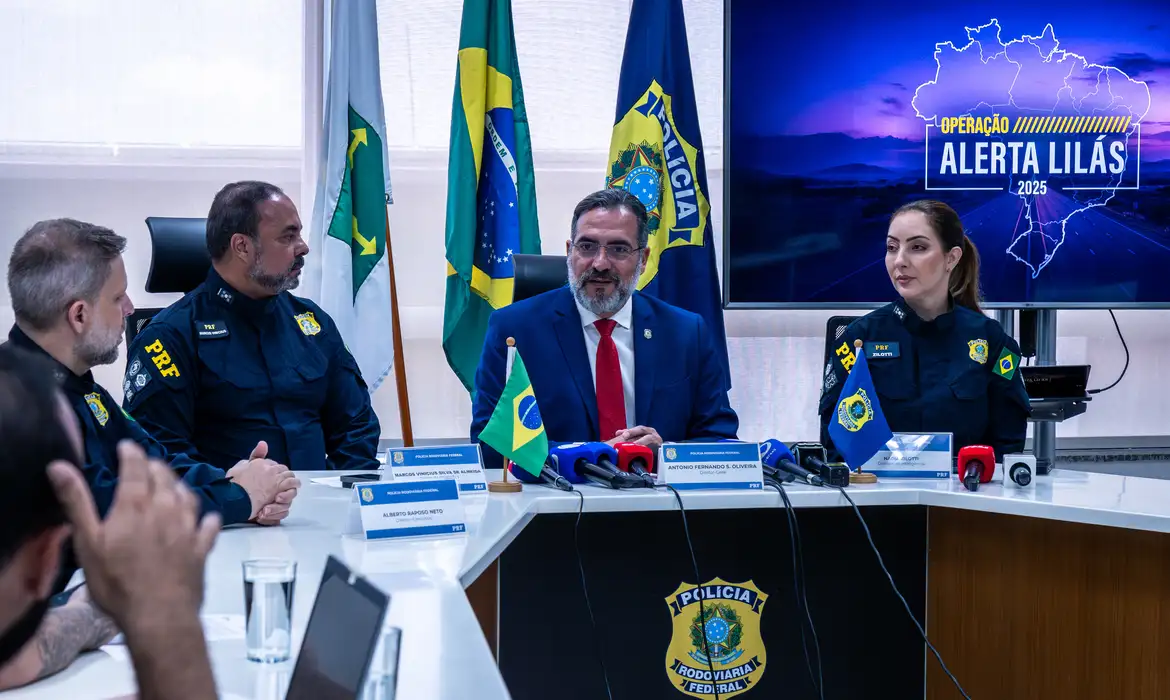 Brasília (DF) 13/10/2025 - O diretor de Operações da PRF, Marcus Vinicius Almeida, o diretor-geral da PRF, Fernando Oliveira, e a diretora de Inteligência, Nadia Zilotti, durante divulgação do balanço da Operação Alerta Lilás. O objetivo do reforço na fiscalização foi identificar e cumprir mandados de prisão em aberto por violência de gênero nas cinco regiões do país. Foto: PRF/Divulgação