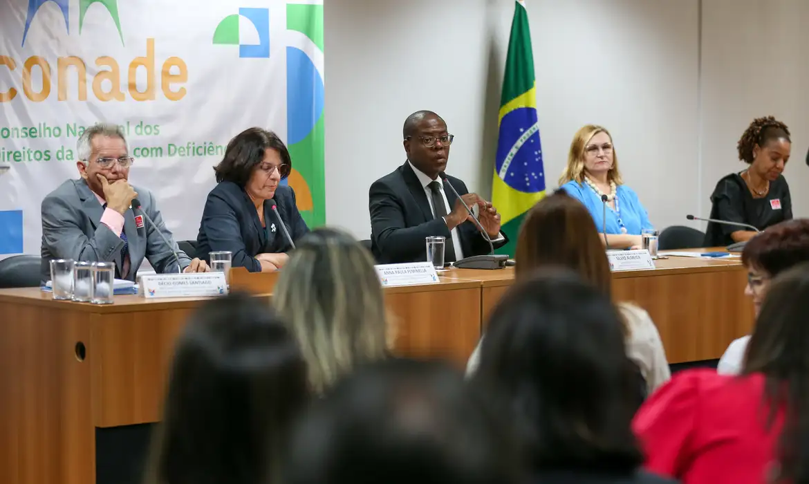 Brasília (DF) 03/04/2023 O ministro do MDHC, Silvio Almeida, participa da posse dos novos membros do governo federal no Conselho Nacional dos Direitos da Pessoa com Deficiência (Conade). Foto: José Cruz/ Agência Brasil