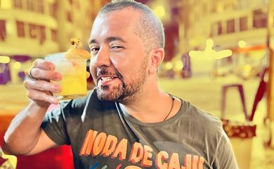 Fábio Fabato tomando bebida de caju, fruta que é o enredo da Mocidade para 2024. Foto: Fábio Fabato/ Arquivo Pessoal