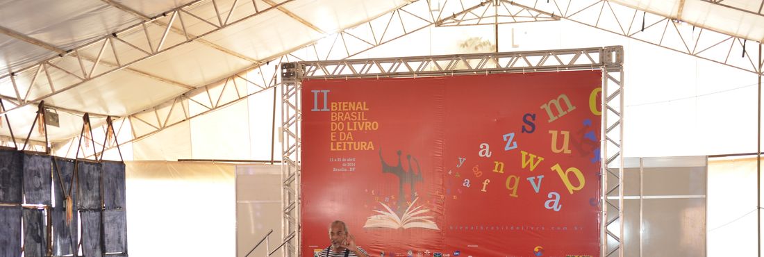 Mímico Mikeias se apresenta na II Bienal Brasil do Livro e da Leitura